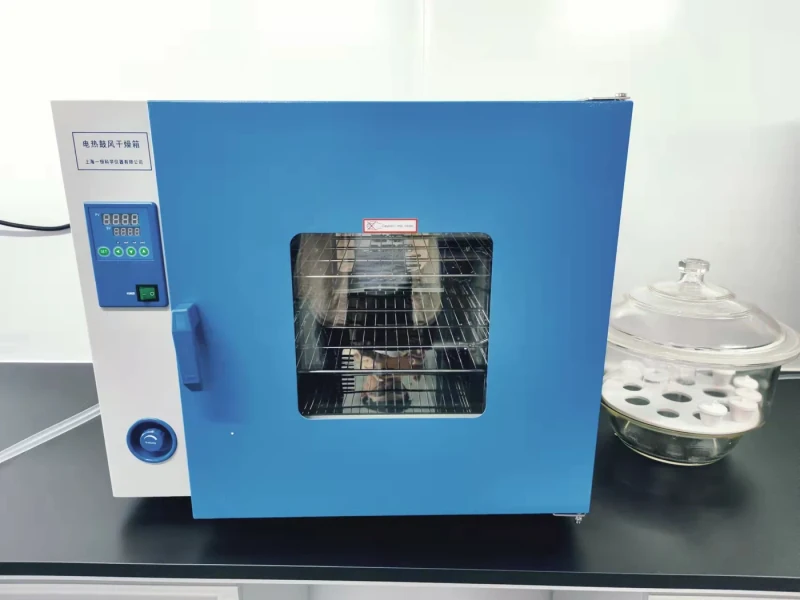 Forced-air drying oven in the Natürlich laboratory