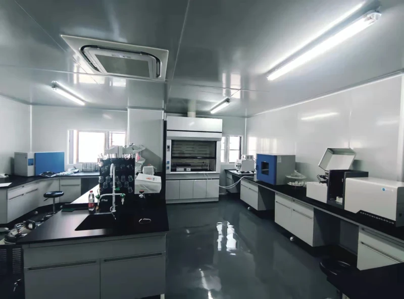 Natürlich laboratory workspace with benches and laboratory equipment